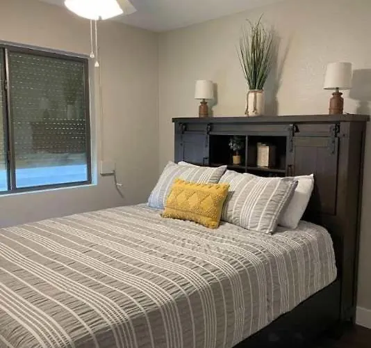 Glendale Escape Private Pool & Charming Patio *