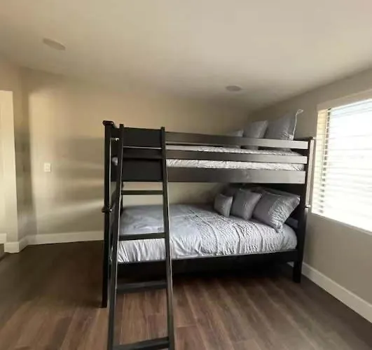 Glendale Escape Private Pool & Charming Patio *